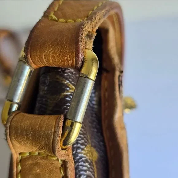 Louis Vuitton Menilmontant MM - Picture 7 of 16